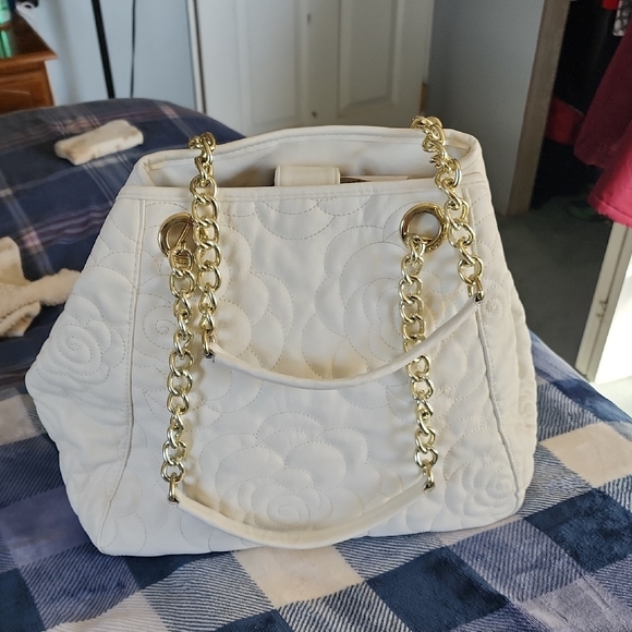 Chic White Quilted Shoulder Bag with Gold Chain - Picture 1 of 5